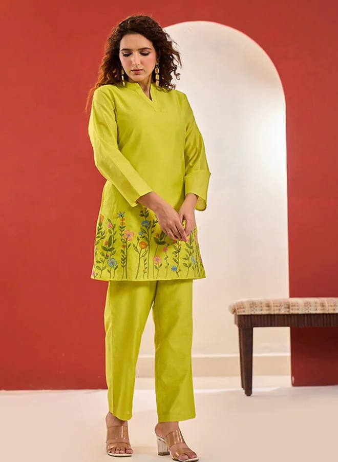 ملائم طقم لينين أخضر ليموني مطرز